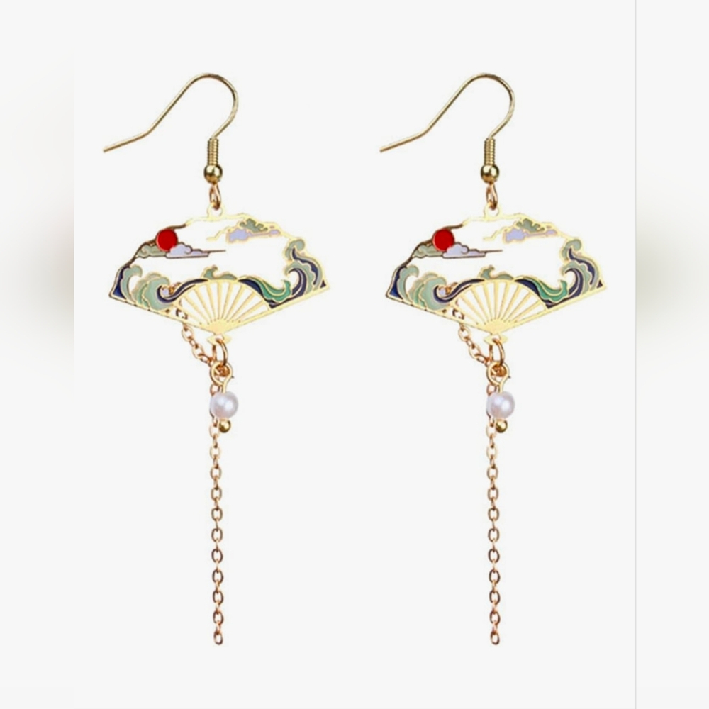 Elegant Gold Fan Earrings with Pearl Accents